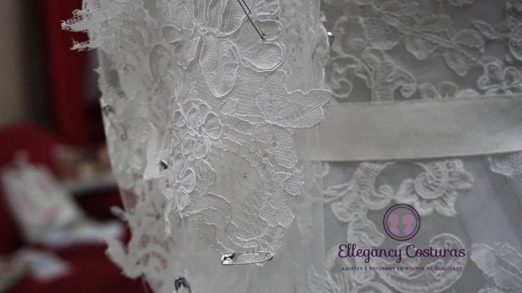 Colocar manga de tule com aplicação de renda no vestido de noiva