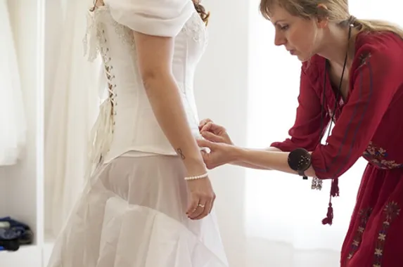 A importância de ajustar o vestido de noiva