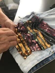 Costureira que modifica shorts jeans