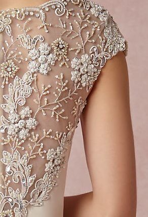 Como bordar um vestido de noiva de renda com pedrarias?