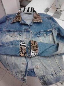 customizar-jaqueta-jeans-com-tecido-de-oncinha-225x300-7565884