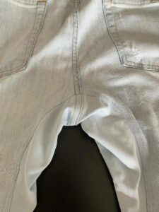 costureira-que-reforma-calca-jeans-que-rasga-nas-pernas-225x300-4159631