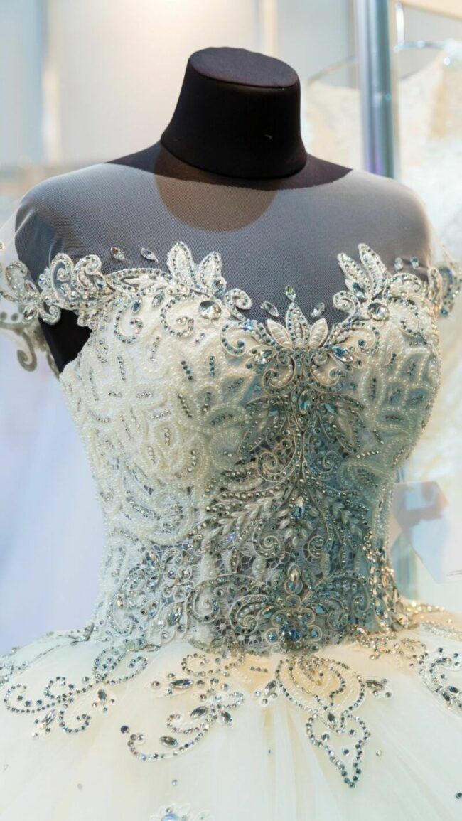 bordado e pedraria em vestido de noiva