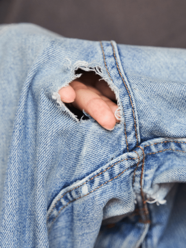 Como fechar rasgo em calça jeans nas pernas?