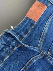 Ajustar toda a calça jeans ou ajustar só o cós da calça jeans ?