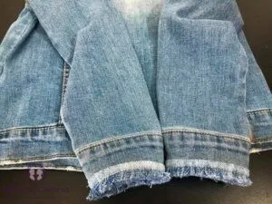 jaqueta-jeans-customizada-com-os-punhos-desfiados-no-modelo-destroyed-300x225-1029504