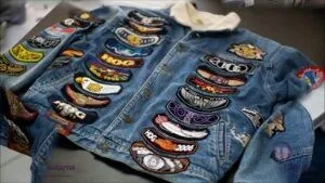 jaqueta-jeans-customizada-com-patches-300x169-8822683